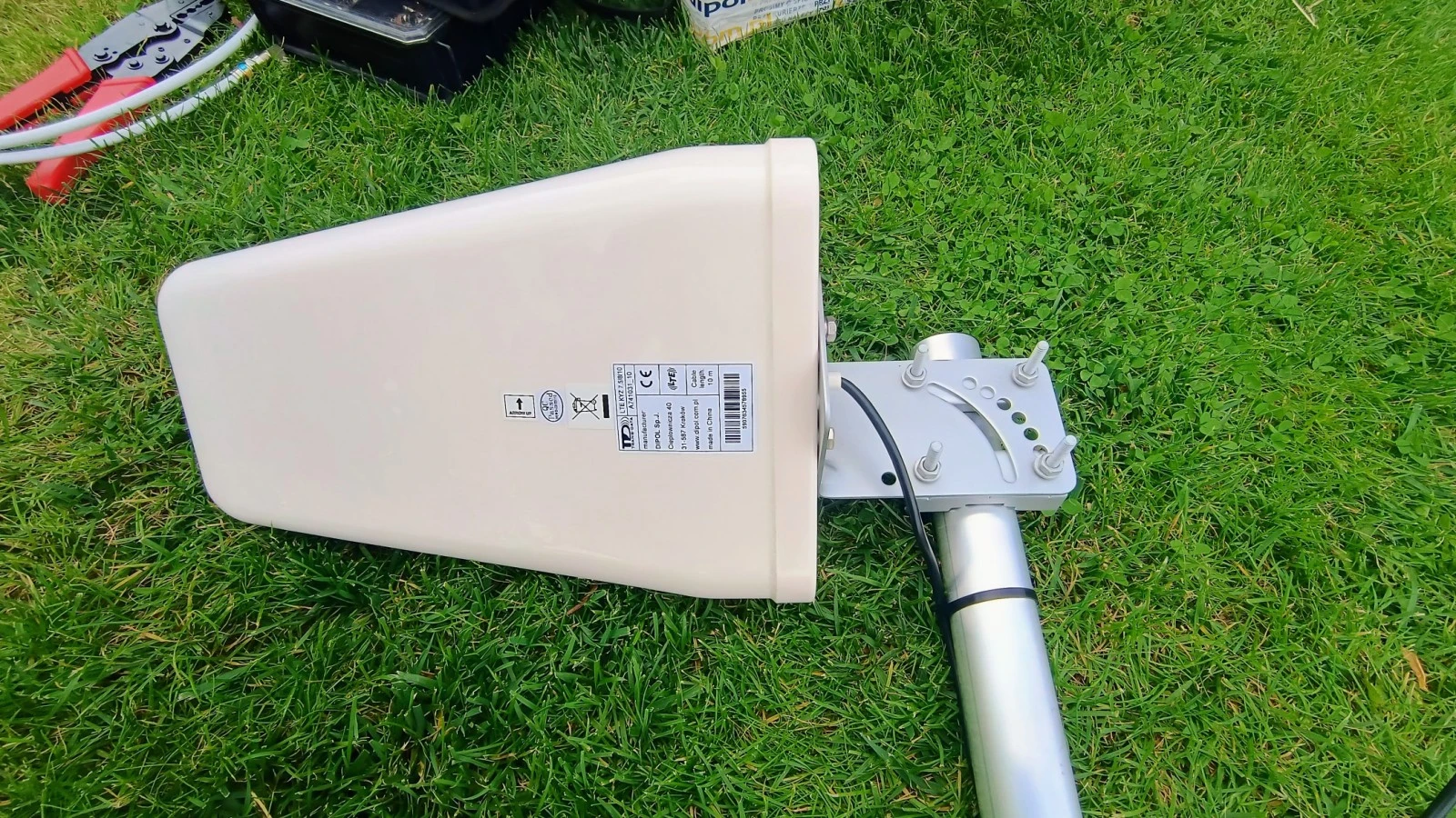 Antena kierunkowa GSM przygotowana do montażu