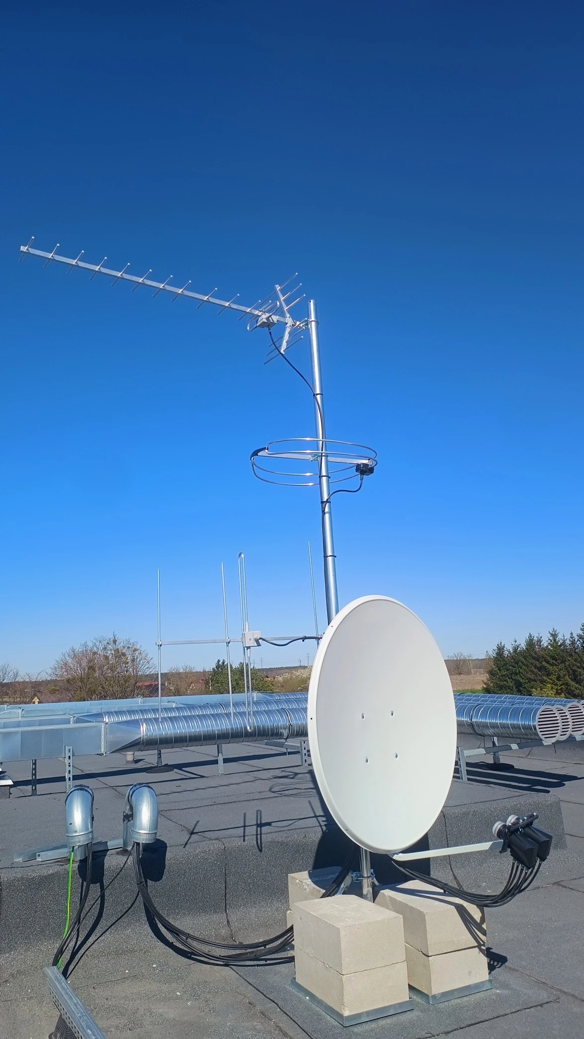 Montaż instalacji antenowej SAT i DVB-T2 na dachu