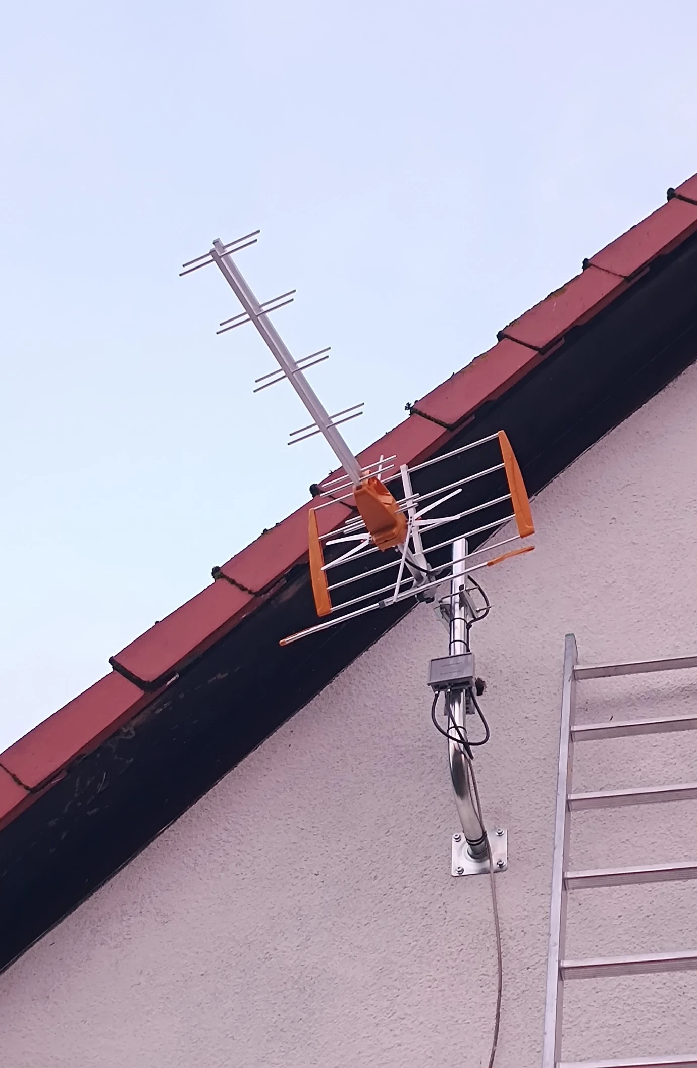 Montaż anteny DVB-T2 na ścianie budynku
