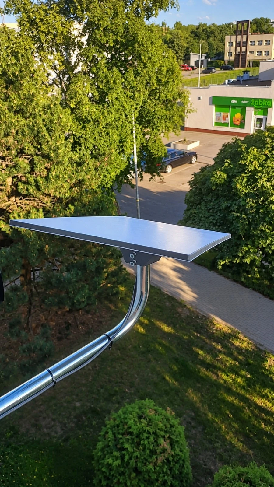 Montaż anteny STARLINK z widokiem na otoczenie