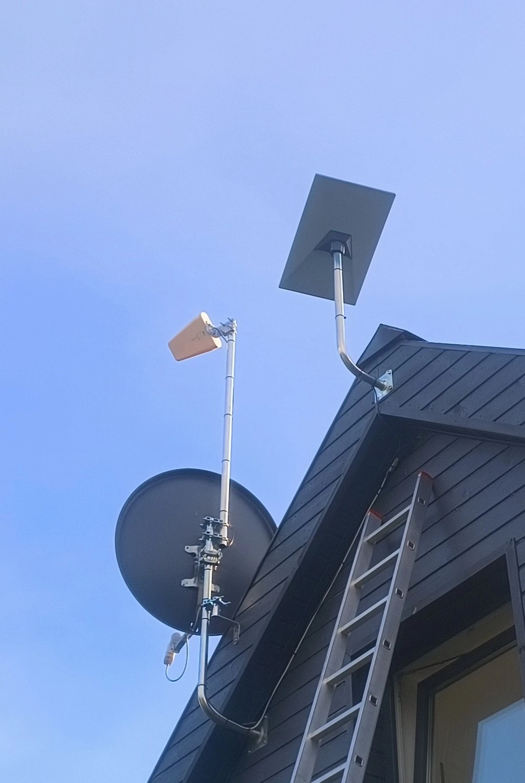 Instalacja STARLINK wraz z innymi antenami na budynku