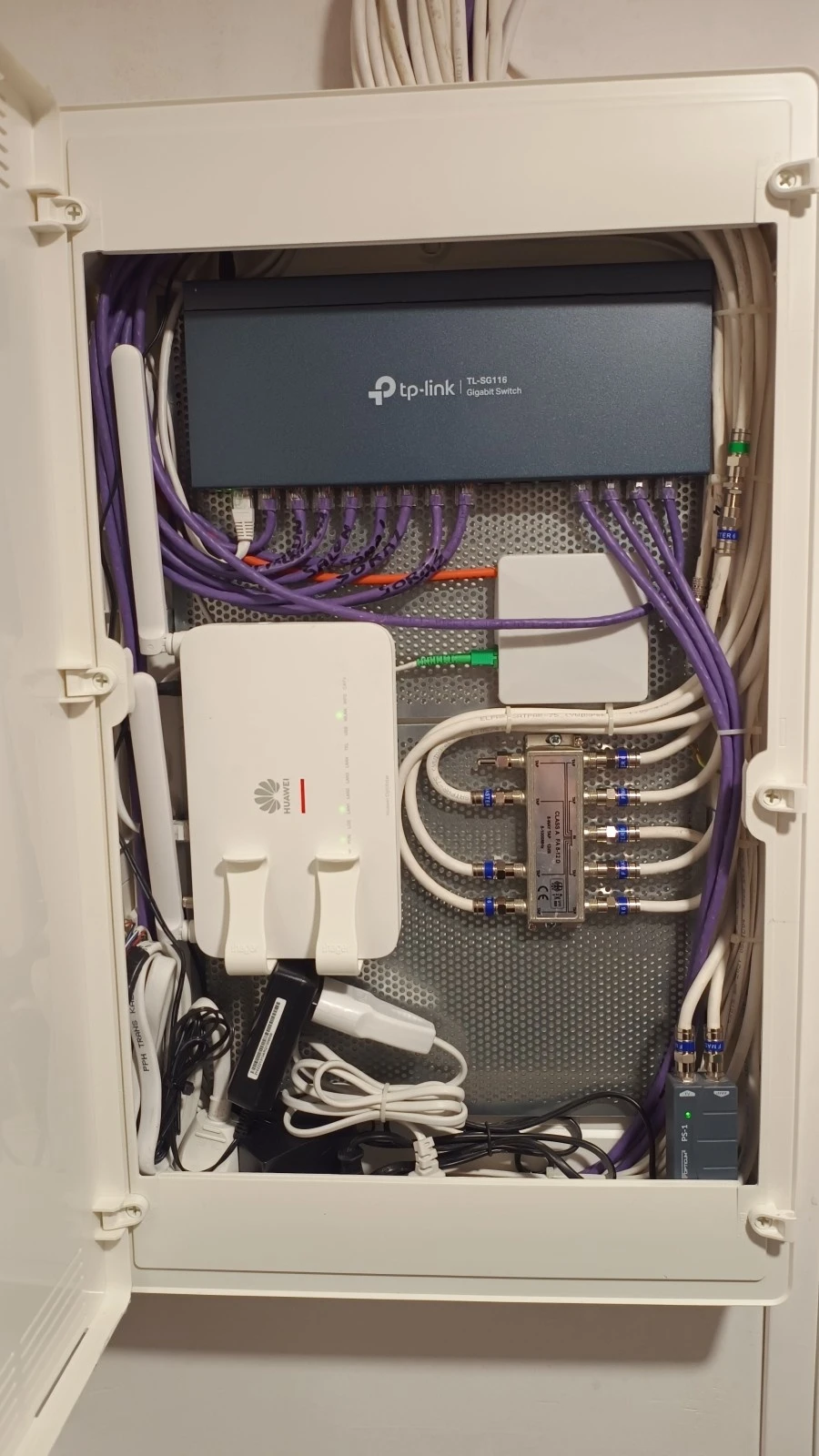 Sieć LAN, router i urządzenia w szafce teletechnicznej – realizacja SysTech Krzysztof Kujawski Rozbudowana szafka teletechniczna z siecią LAN