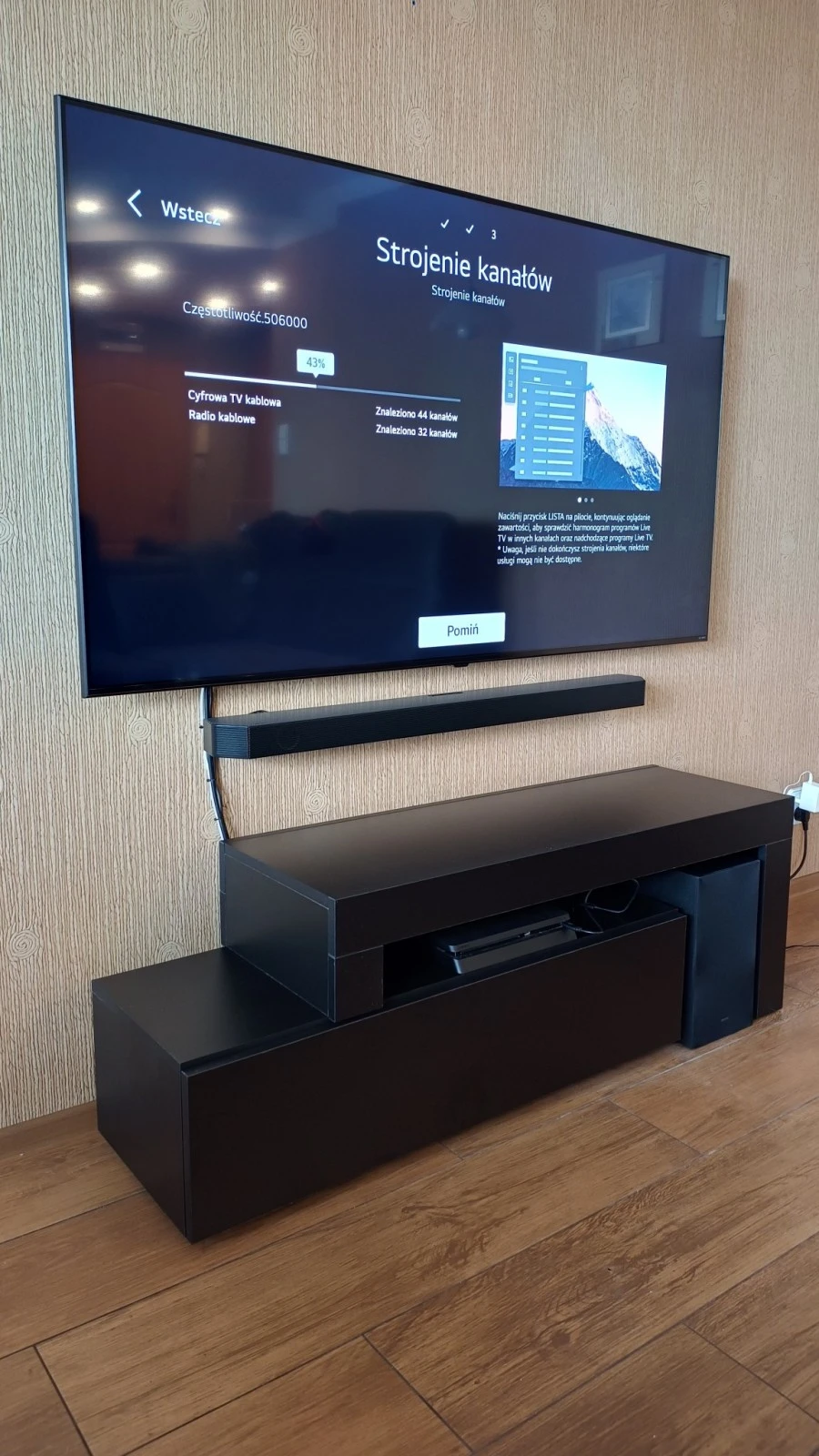 Telewizor z soundbarem podczas konfiguracji kanałów