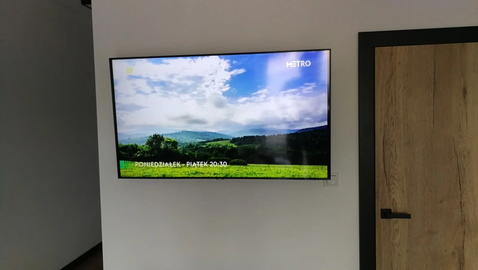 Telewizor zamontowany na ścianie w nowoczesnym wnętrzu