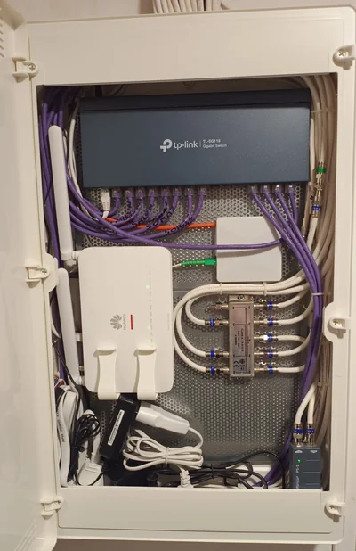 Szafka multimedialna: telewizja, WiFi, LAN, kamery – Trzcianka